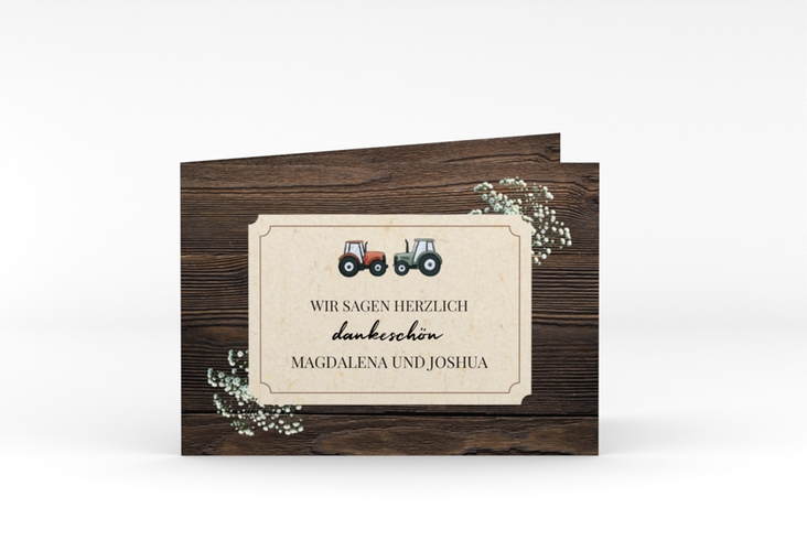 Hochzeitseinladung Bauernhochzeit A6 Klappkarte quer in rustikaler Holz-Optik mit Schleierkraut und zwei kleinen Traktoren