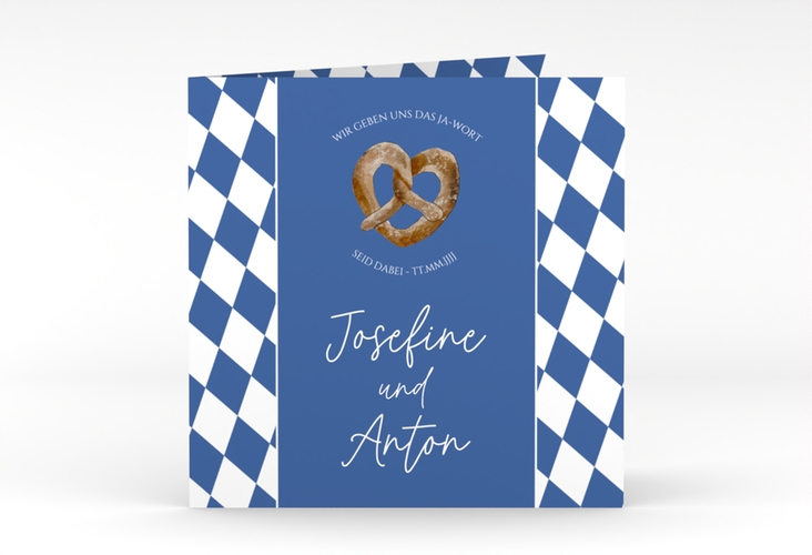 Hochzeitseinladung Bayrisch quadr. Klappkarte mit weiß-blauen Rauten und Brezel in Herzform