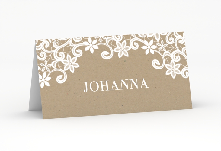 Tischkarte Hochzeit Bella Tischkarten Kraftpapier mit weißer Brautspitze um Initialen