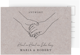 Klick: Details zu Antwortkarte Hochzeit "Hands" anzeigen Antwortkarte Hochzeit Hands A6 Postkarte Kraftpapier mit sich haltenden Händen im Monoline-Stil