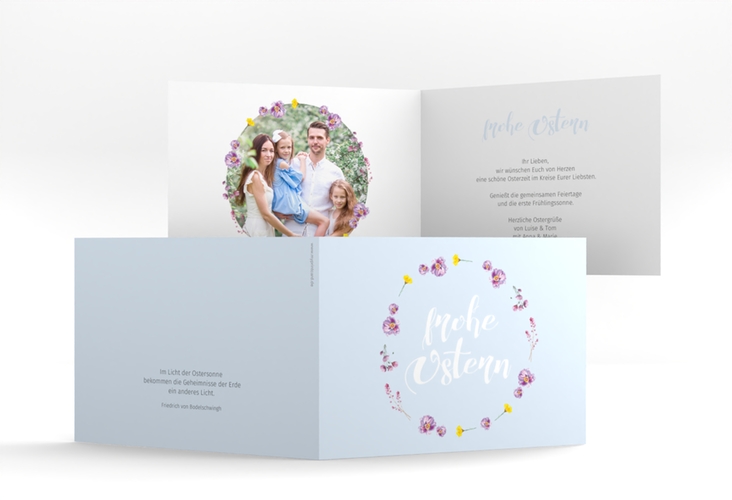 Osterkarte Fiorellino A6 Klappkarte quer blau hochglanz Pastell mit Blumenkranz