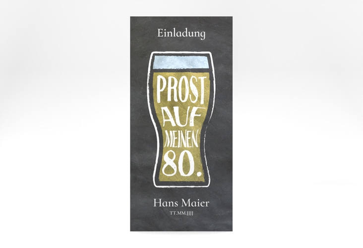 Einladung 80. Geburtstag Bierglas lange Karte hoch mit Weizenglas auf Schiefertafel-Hintergrund