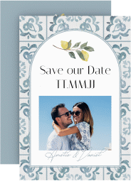Klick: Details zu Save the Date-Karte "Azulejo" anzeigen Save the Date-Karte Azulejo A6 Karte hoch blau mit mediterranem Azulejo-Muster und Zitronen