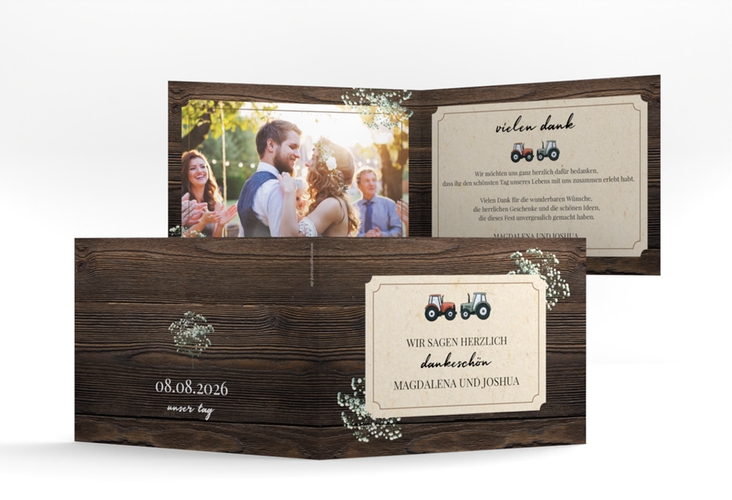 Hochzeitseinladung Bauernhochzeit A6 Klappkarte quer in rustikaler Holz-Optik mit Schleierkraut und zwei kleinen Traktoren