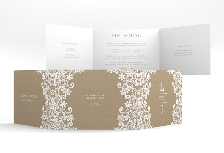 Hochzeitseinladung Bella A6 Doppel-Klappkarte Kraftpapier mit weißer Brautspitze um Initialen
