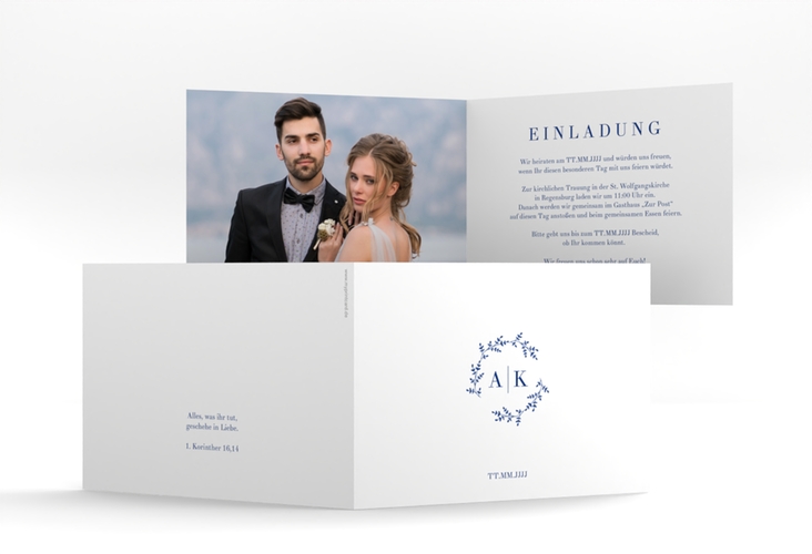 Hochzeitseinladung Filigrana A6 Klappkarte quer blau in reduziertem Design mit Initialen und zartem Blätterkranz