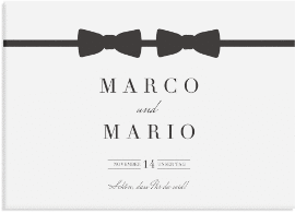 Klick: Details zu Willkommensschild Hochzeit "Suits" anzeigen Willkommensschild Hochzeit "Suits" 70 x 50 cm Leinwand schwarz
