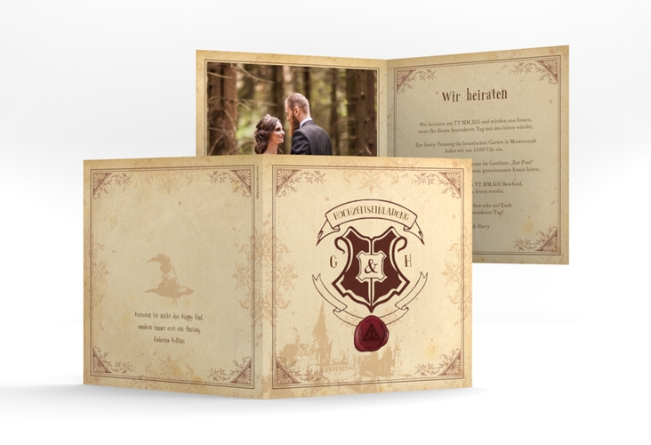 Hochzeitseinladung Zauberkunst quadr. Klappkarte beige hochglanz mit Fantasy-Wappen, Siegel und Zauberschule