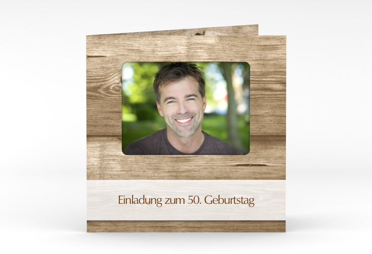 Einladung 50. Geburtstag Michael/Michaela quadr. Klappkarte im rustikalen Holz-Design mit Foto