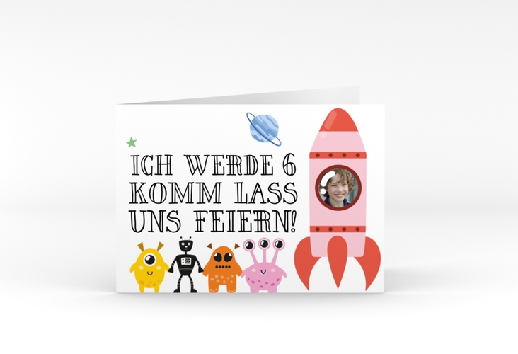 Einladungskarte Kindergeburtstag Zahlien A6 Klappkarte quer weiss mit außerirdischen Monstern und Rakete