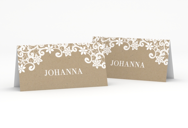 Tischkarte Hochzeit Bella Tischkarten mit weißer Brautspitze um Initialen