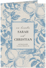 Klick: Details zu Einladungskarte Hochzeit "Toile" anzeigen Einladungskarte Hochzeit Toile A6 Klappkarte hoch blau mit Blättermuster im Toile-de-Jouy-Stil