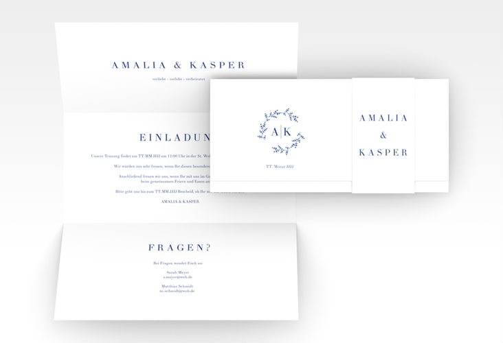 Hochzeitseinladung Filigrana Wickelfalzkarte + Banderole blau in reduziertem Design mit Initialen und zartem Blätterkranz
