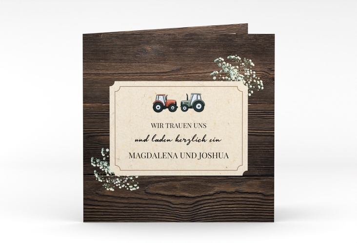 Hochzeitseinladung Bauernhochzeit quadr. Klappkarte in rustikaler Holz-Optik mit Schleierkraut und zwei kleinen Traktoren