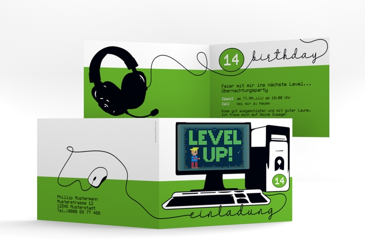 Einladungskarte Kindergeburtstag LevelUp A6 Klappkarte quer gruen mit Gaming-Computer