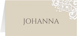 Klick: Details zu Tischkarte Hochzeit "Vintage" anzeigen Tischkarte Hochzeit Vintage Tischkarten beige mit floraler Spitze