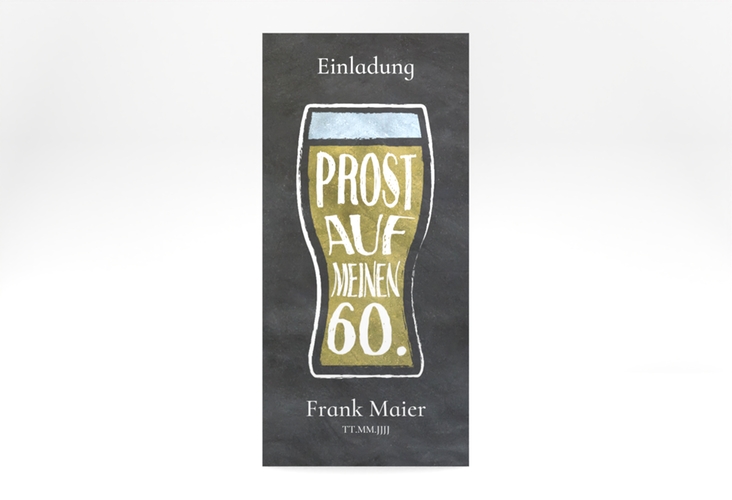 Einladung 60. Geburtstag Bierglas lange Karte hoch mit Weizenglas auf Schiefertafel-Hintergrund