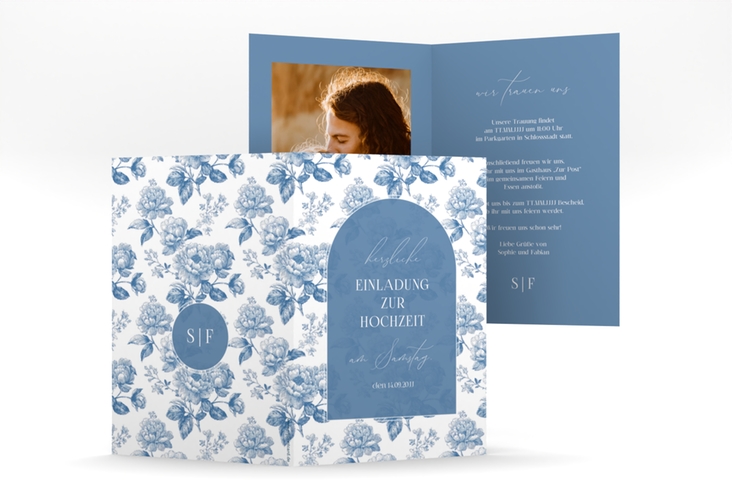 Einladungskarte Hochzeit Blue Floral A6 Klappkarte hoch blau mit blauem Blumenmuster auf weißem Grund