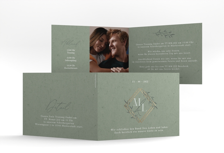Hochzeitseinladung Greenletter A6 Klappkarte quer mit Initialen in elegantem Goldrahmen mit Blättern