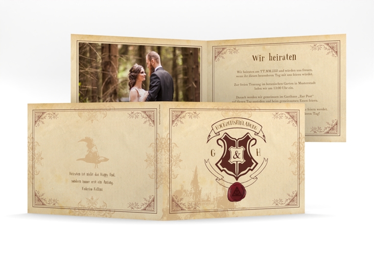 Hochzeitseinladung Zauberkunst mittlere Klappkarte quer beige mit Fantasy-Wappen, Siegel und Zauberschule