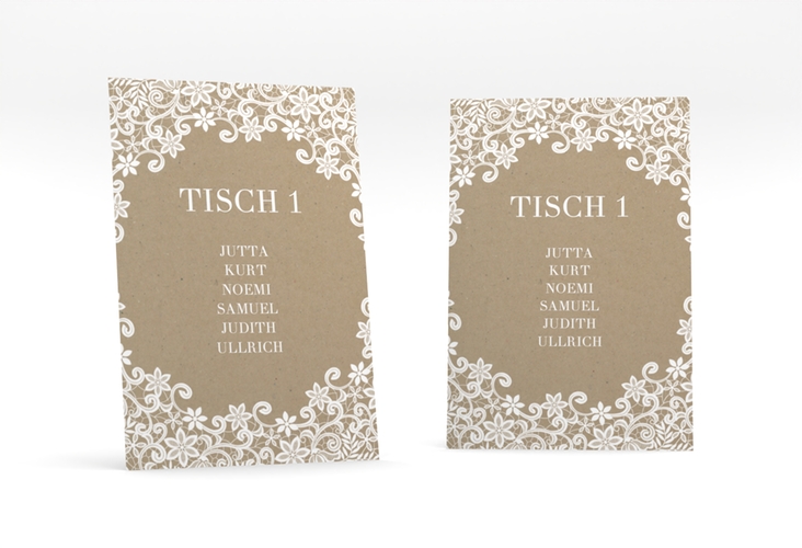 Tischaufsteller Hochzeit Bella Tischaufsteller Kraftpapier mit weißer Brautspitze um Initialen