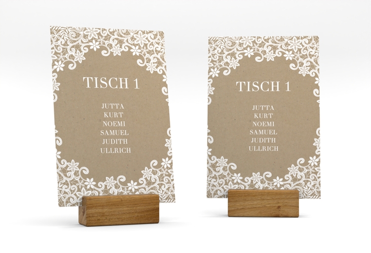 Tischaufsteller Hochzeit Bella Tischaufsteller Kraftpapier mit weißer Brautspitze um Initialen