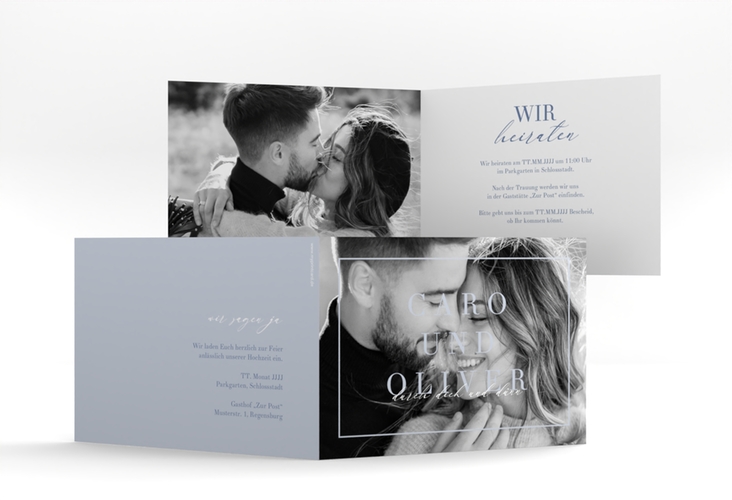 Hochzeitseinladung Moment A6 Klappkarte quer blau hochglanz mit Schwarzweiß-Foto des Brautpaars