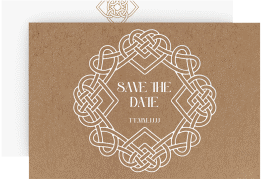 Klick: Details zu Save the Date-Karte "Herzknoten" anzeigen Save the Date-Karte Herzknoten A6 Karte quer kraftpapier mit Goldrahmen und roten Herzen