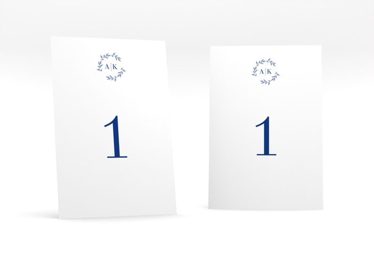 Tischnummer Hochzeit Filigrana Tischaufsteller blau hochglanz in reduziertem Design mit Initialen und zartem Blätterkranz