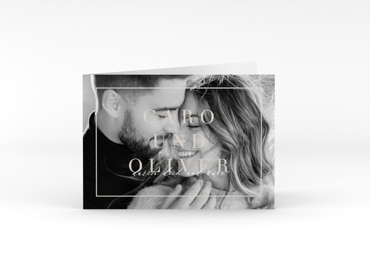 Hochzeitseinladung Moment A6 Klappkarte quer beige hochglanz mit Schwarzweiß-Foto des Brautpaars