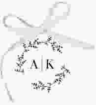 Geschenkanhänger Hochzeit Filigrana Geschenkanhänger, rund schwarz in reduziertem Design mit Initialen und zartem Blätterkranz