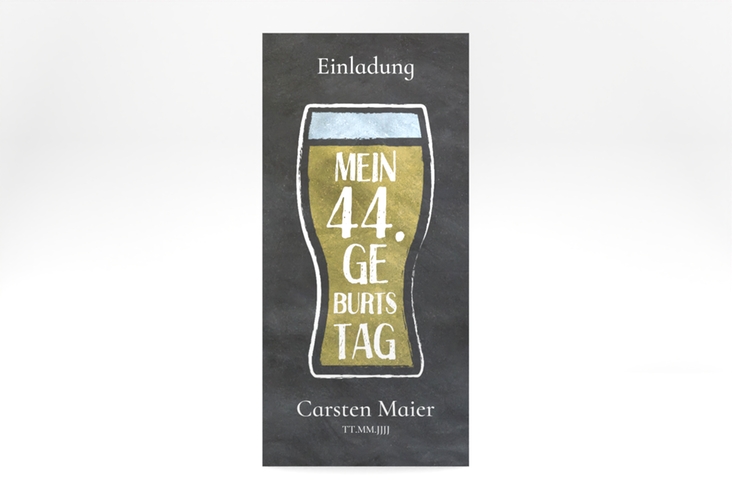 Einladung Geburtstag Bierglas lange Karte hoch mit Weizenglas auf Schiefertafel-Hintergrund