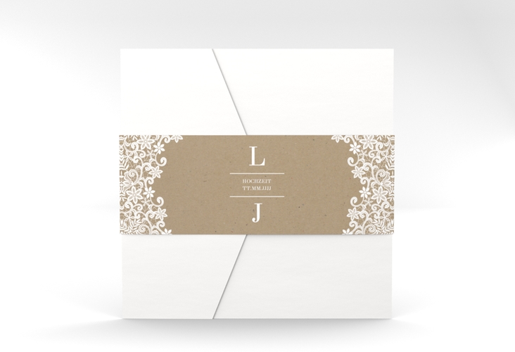 Hochzeitseinladung Bella Pocketfold Kraftpapier mit weißer Brautspitze um Initialen