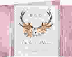 Hochzeitseinladung Heimatjuwel mittlere Klappkarte quer rosa mit Hirschgeweih und Holz-Hintergrund