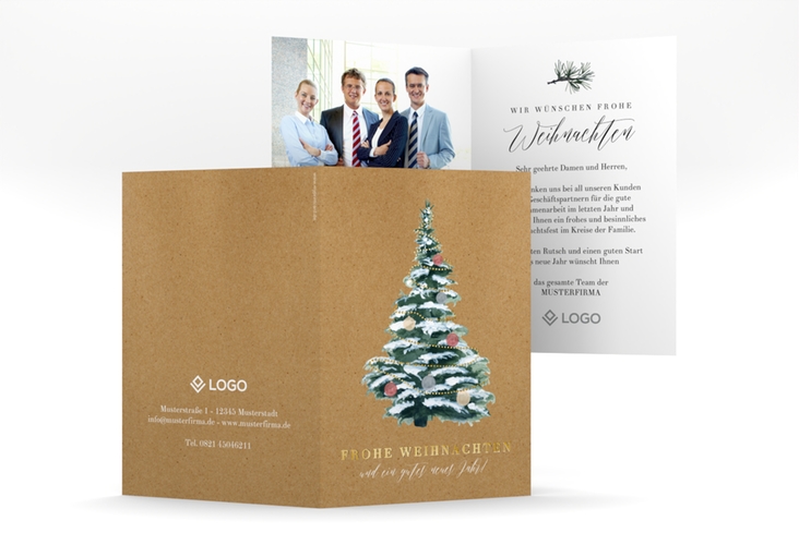 Geschäftliche Weihnachtskarte Wintertanne A6 Klappkarte hoch Kraftpapier gold mit dekoriertem Tannenbaum voll Schnee