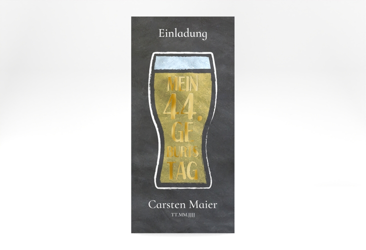 Einladung Geburtstag Bierglas lange Karte hoch schwarz gold mit Weizenglas auf Schiefertafel-Hintergrund