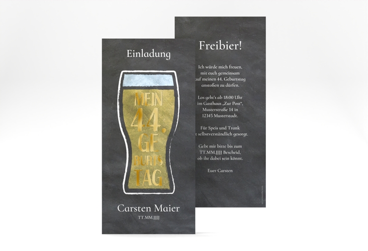 Einladung Geburtstag Bierglas lange Karte hoch schwarz gold mit Weizenglas auf Schiefertafel-Hintergrund
