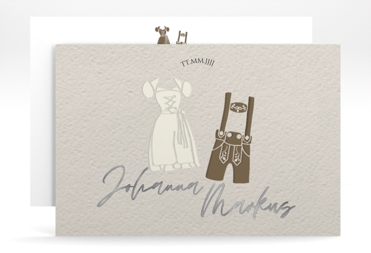 Save the Date-Karte Trachtenhochzeit A6 Karte quer beige silber mit Dirndl und Lederhose