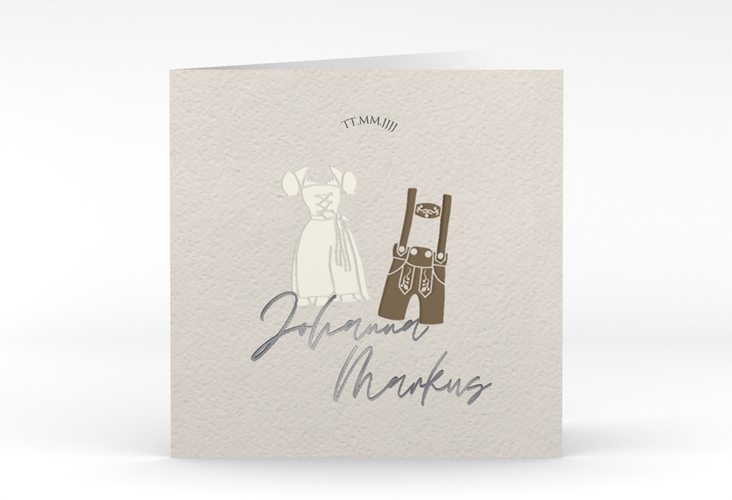 Hochzeitseinladung Trachtenhochzeit quadr. Klappkarte beige silber mit Dirndl und Lederhose