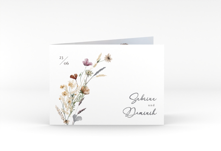 Hochzeitseinladung Sauvages A6 Klappkarte quer weiss silber mit getrockneten Wiesenblumen