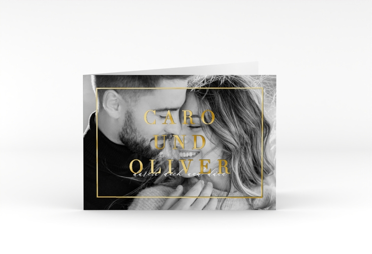 Hochzeitseinladung Moment A6 Klappkarte quer gruen gold mit Schwarzweiß-Foto des Brautpaars