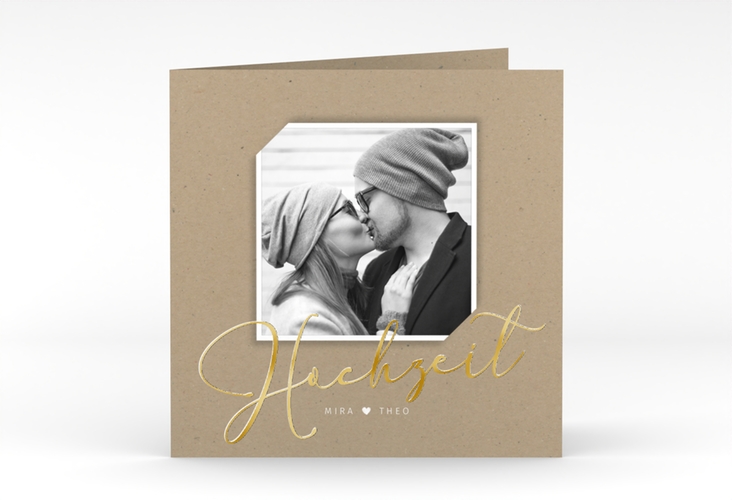 Hochzeitseinladung Crafty quadr. Klappkarte Kraftpapier gold mit Schwarzweiß-Foto und schwungvollem Schriftzug