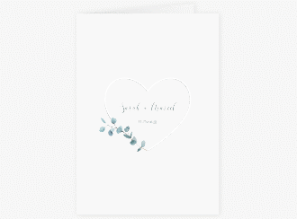 Klick: Details zu Menükarte Hochzeit "Greenheart" anzeigen Menükarte Hochzeit Greenheart A5 Klappkarte hoch grau mit elegantem Herz und Eukalyptus-Zweig