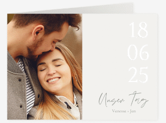 Klick: Details zu Hochzeitseinladung "Day" anzeigen Hochzeitseinladung Day mittlere Klappkarte quer weiss mit Datum im minimalistischen Design