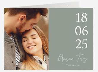 Klick: Details zu Hochzeitseinladung "Day" anzeigen Hochzeitseinladung Day mittlere Klappkarte quer gruen mit Datum im minimalistischen Design