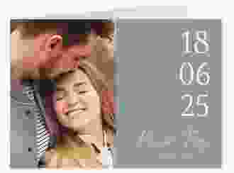 Hochzeitseinladung Day mittlere Klappkarte quer gruen mit Datum im minimalistischen Design