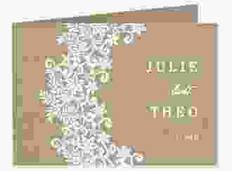 Hochzeitseinladung Mariage A6 Klappkarte quer beige mit Bogen aus weißer Spitze
