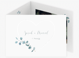 Klick: Details zu Hochzeitseinladung "Greenheart" anzeigen Hochzeitseinladung Greenheart A6 Doppel-Klappkarte grau mit elegantem Herz und Eukalyptus-Zweig