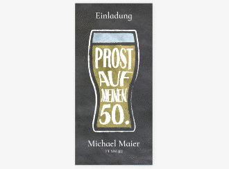 Einladung 50. Geburtstag Bierglas lange Karte hoch gelb mit Weizenglas auf Schiefertafel-Hintergrund