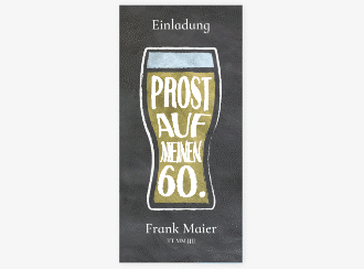 Einladung 60. Geburtstag Bierglas lange Karte hoch gelb mit Weizenglas auf Schiefertafel-Hintergrund
